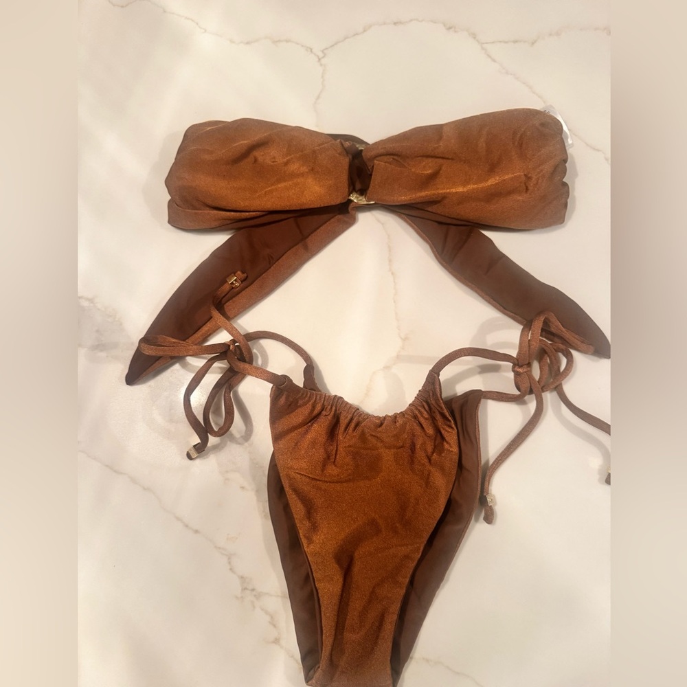 VDM brown reversible NWOT
Size small
Reversible